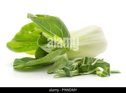 Le Bok choy (chou pak-choï) L'un avec des feuilles fraîches hachées isolé sur fond blanc Banque D'Images