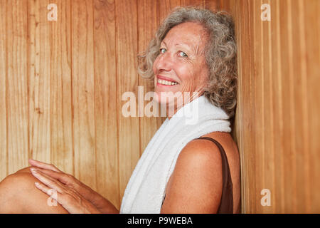 Senior woman se détend dans le sauna pour la santé bien-être Banque D'Images