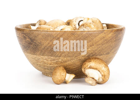 Champignons bruns dans un bol en bois isolé sur fond blanc champignons crus frais Banque D'Images