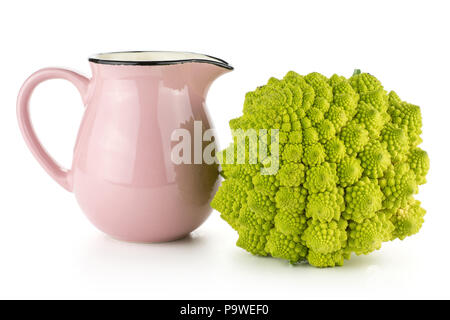 Chou-fleur Romanesco ou brocoli avec un pot rose isolé sur fond blanc une tête verte Banque D'Images