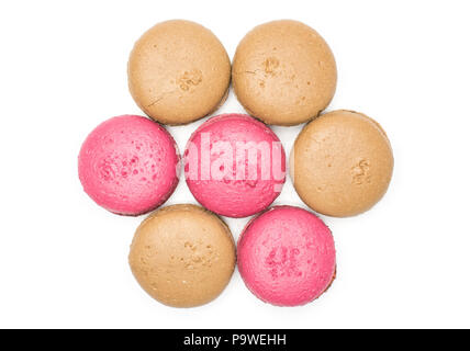 Macarons français (quatre, trois chocolat framboise) Vue de dessus isolé sur fond blanc Banque D'Images