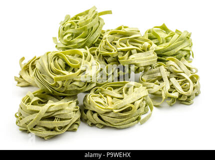 Les épinards crus pâtes fettuccine isolé sur fond blanc Banque D'Images