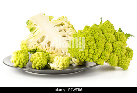 Chou-fleur Romanesco vert situé sur une plaque gris isolé sur fond blanc deux moitiés en tranches et plusieurs pièces Banque D'Images