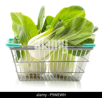 Fresh bok choy (Pak choi) dans un panier d'isolé sur fond blanc Banque D'Images