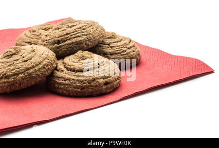 Cookies avoine cacao sur une serviette rouge isolé sur fond blanc 5 forme goutte et croustillants biscuits brun Banque D'Images