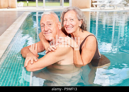 Professionnels Seniors couple au bord de la piscine au wellness hotel Banque D'Images