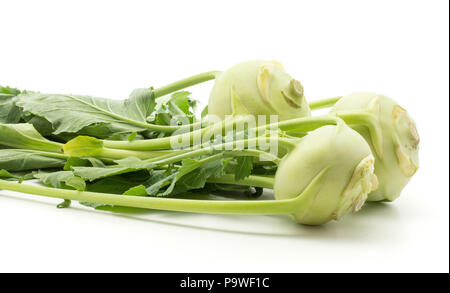 Kohlrabi navet allemand trois (ou navet chou) ampoules avec des feuilles fraîches isolées sur fond blanc Banque D'Images