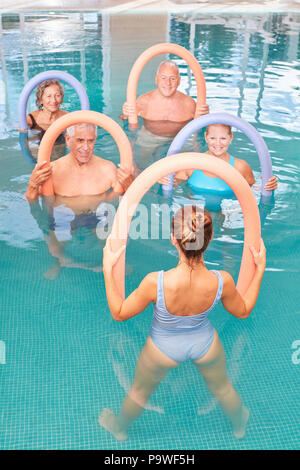 Groupe de personnes âgées est de faire les exercices dans un cours d'aquagym dans la piscine Banque D'Images