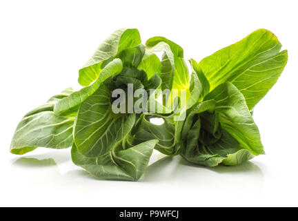 Le Bok choy (Pak choi) deux choux avec flowerlike vert feuilles isolées sur fond blanc brut frais Banque D'Images