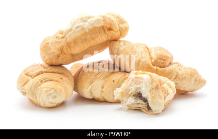 Des croissants frais ou pile cornetto isolé sur fond blanc de quatre et un demi-cassée avec crème au chocolat à l'intérieur Banque D'Images