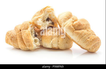 Les croissants ou cornetto avec crème au chocolat à l'intérieur isolé sur fond blanc Banque D'Images