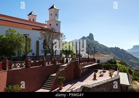 Église Nuestra Señora del Socorro, Tejeda, Rock Roque Bentayga derrière, Barranco de Tejeda, Gran Canaria, Îles Canaries, Espagne Banque D'Images