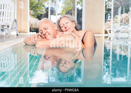 Heureux couple de personnes âgées est en train de dormir paisiblement dans la piscine lors d'une vacances de bien-être Banque D'Images