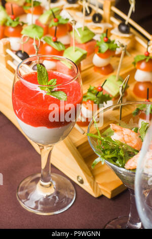 Le panna cotta se dresse sur une table dans un cafe Banque D'Images