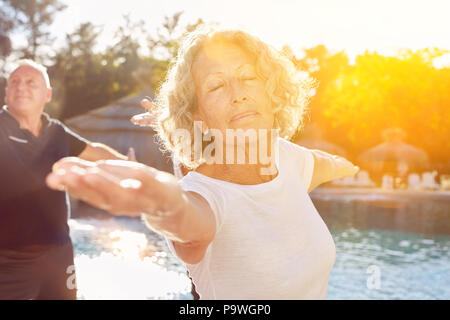 Senior woman doing yoga exercice sur locations Banque D'Images