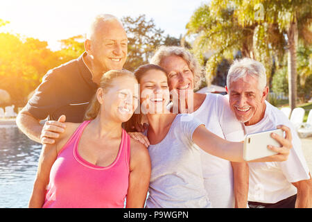 Happy group met en vacances selfies avec le guide à la piscine Banque D'Images