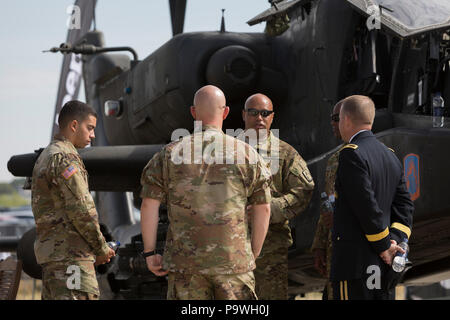 Le personnel de l'Armée US d'un hélicoptère Apache au Farnborough, le 16 juillet 2018, à Farnborough, Angleterre. Banque D'Images