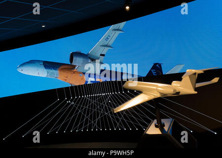 Un modèle générique d'un aéronef et les images d'une vidéo de présentation dans l'exposition chalet de United Technologies, au Farnborough, le 16 juillet 2018, à Farnborough, Angleterre. United Technologies sont la société mère d'Otis, UTC, climat, sécurité, contrôles & ＆ Pratt & Whitney et de l'UTC. Banque D'Images