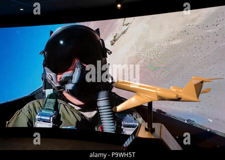 Un modèle générique d'un aéronef et les images d'une vidéo de présentation dans l'exposition chalet de United Technologies, au Farnborough, le 16 juillet 2018, à Farnborough, Angleterre. United Technologies sont la société mère d'Otis, UTC, climat, sécurité, contrôles & ＆ Pratt & Whitney et de l'UTC. Banque D'Images