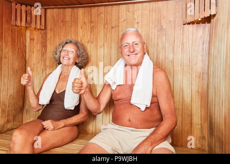 Professionnels Seniors couple jouit du sauna pour le bien-être et de la santé Banque D'Images