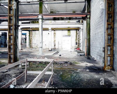 Usine abandonnée dans Milano, ITALIA, vu depuis une fenêtre ouverte sur une rue publique. Banque D'Images