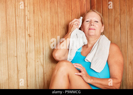 Vieille Femme se détend avec transpiration saine dans le sauna de l'Hôtel de bien-être Banque D'Images