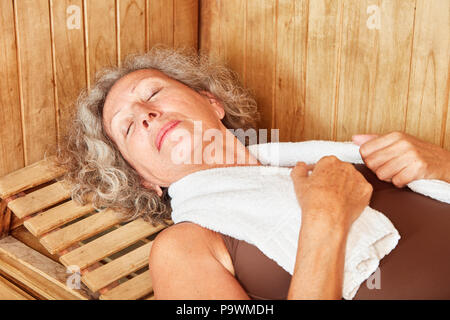 Woman détendue dans le sauna pendant des vacances en spa au spa hotel Banque D'Images