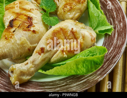 Le babeurre Brined Poulet grillé , trempées dans un mélange de beurre, le sucre brun, la sauce chaude et d'assurer la saveur et jutosité Banque D'Images