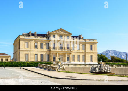 Vue de trois-quarts du château Borély et son bassin avec fontaine sculptés, des statues et de jets d'eau dans le parc Borély à Marseille, France. Banque D'Images