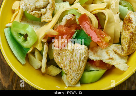 Buffalo Chicken Salade taco , assemblez les tacos en couches calcaires, salade de poulet Buffalo. Banque D'Images