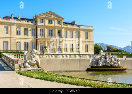 Vue de trois-quarts du château Borély et son bassin avec fontaine sculptés, des statues et de jets d'eau dans le parc Borély à Marseille, France. Banque D'Images