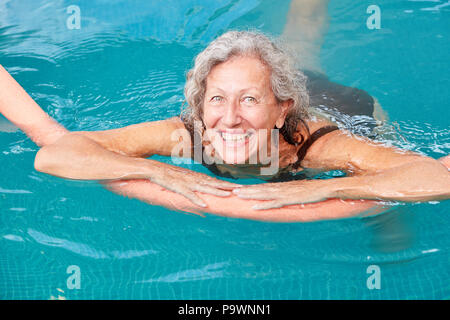 Happy senior couple essentiel est d'apprendre la natation avec l'aide de natation dans la piscine Banque D'Images