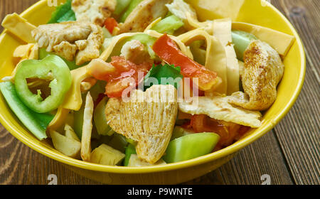 Buffalo Chicken Salade taco , assemblez les tacos en couches calcaires, salade de poulet Buffalo. Banque D'Images