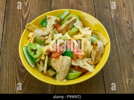 Buffalo Chicken Salade taco , assemblez les tacos en couches calcaires, salade de poulet Buffalo. Banque D'Images