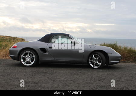 Porsche Boxster garé en haut de falaise Banque D'Images