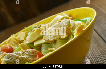 Buffalo Chicken Salade taco , assemblez les tacos en couches calcaires, salade de poulet Buffalo. Banque D'Images