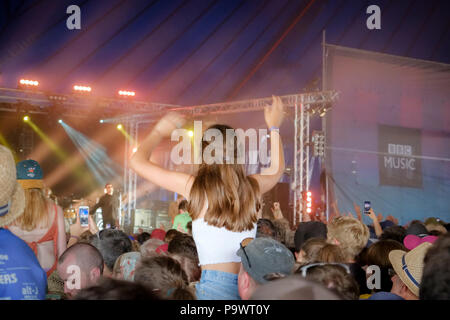 Une jeune femme vagues ses bras en l'air dans le BBC Music tente de Liam Gallagher effectue un assaut surprise session à Latitude Festival, Suffolk, UK. Banque D'Images