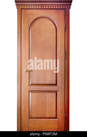 Interroom porte sculptée en bois dans le cadre de la porte en érable avec poignée en laiton avec ornements géométriques sur fond blanc Banque D'Images