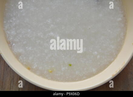 Soupe de riz bouilli sur bol Banque D'Images