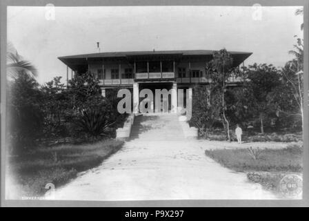 . Anglais : Titre : Governor's home, Dar es Salaam, Tanganyika, de l'Afrique Résumé : L'homme en costume blanc debout devant la résidence. Description physique : 1 tirage photographique. Notes : C. Vincenti, Dar es-Salaam. ; Frank et Frances Carpenter Collection. Avant 1901 722 Gouverneur's home, Dar es Salaam, Tanganyika, Afrique RCAC89708472 Banque D'Images