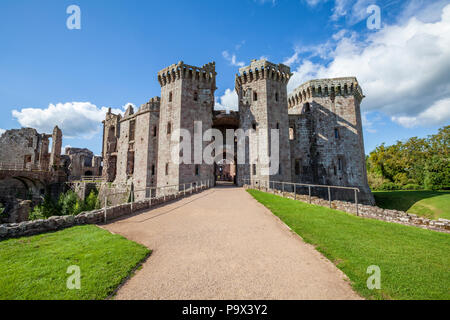 Le principal portail du château de Raglan, Monbucshire, pays de Galles Banque D'Images
