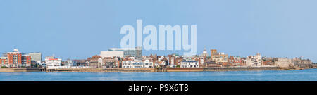 Vue panoramique de la ville de vieux Portsmouth à la recherche à travers le port de Portsmouth dans le Hampshire, England, UK. Banque D'Images