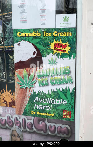 La crème glacée de cannabis fabriqué à partir de l'huile de cannabis affiche dans la fenêtre d'un magasin de chanvre drogue shop à Amsterdam, Pays-Bas, Hollande, Europe Banque D'Images