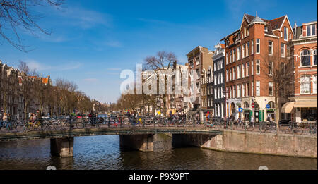 Nombreux vélos sur un pont surplombant un canal à Amsterdam, Pays-Bas, Europe Banque D'Images