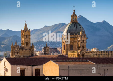 Sur les toits de la ville de Palerme, Sicile, Italie, Europe, montrant le dôme de la cathédrale de Palerme