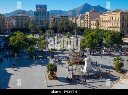 Palerme, Sicile, Italie, Piazza Politeama square avec les gens dans le centre-ville Banque D'Images