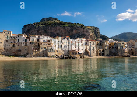 La Sicile, l'Italie, l'Europe médiévale - maisons de pêcheurs sur le front de plage de Cefalù, Sicile en été Banque D'Images