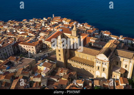 Vue aérienne de la cathédrale de Cefalù et les toits rouges de l'architecture des bâtiments, Cefalù, Sicile, Italie, Europe Banque D'Images