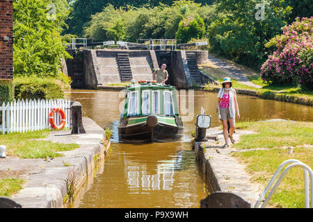 Canal Nétrowboat passant par les écluses sur le canal Trent et Mersey comme il passe à travers le village de Wheelock Cheshire Angleterre Banque D'Images