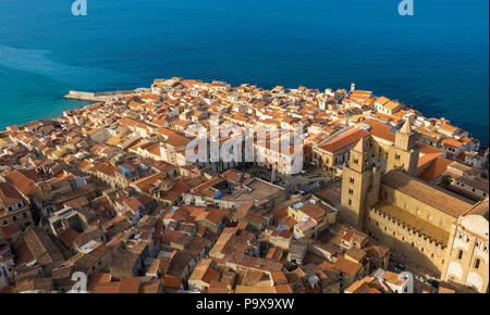 Sicile, Italie - vue aérienne de la cathédrale historique de Cefalu et des toits rouges de la ville Banque D'Images